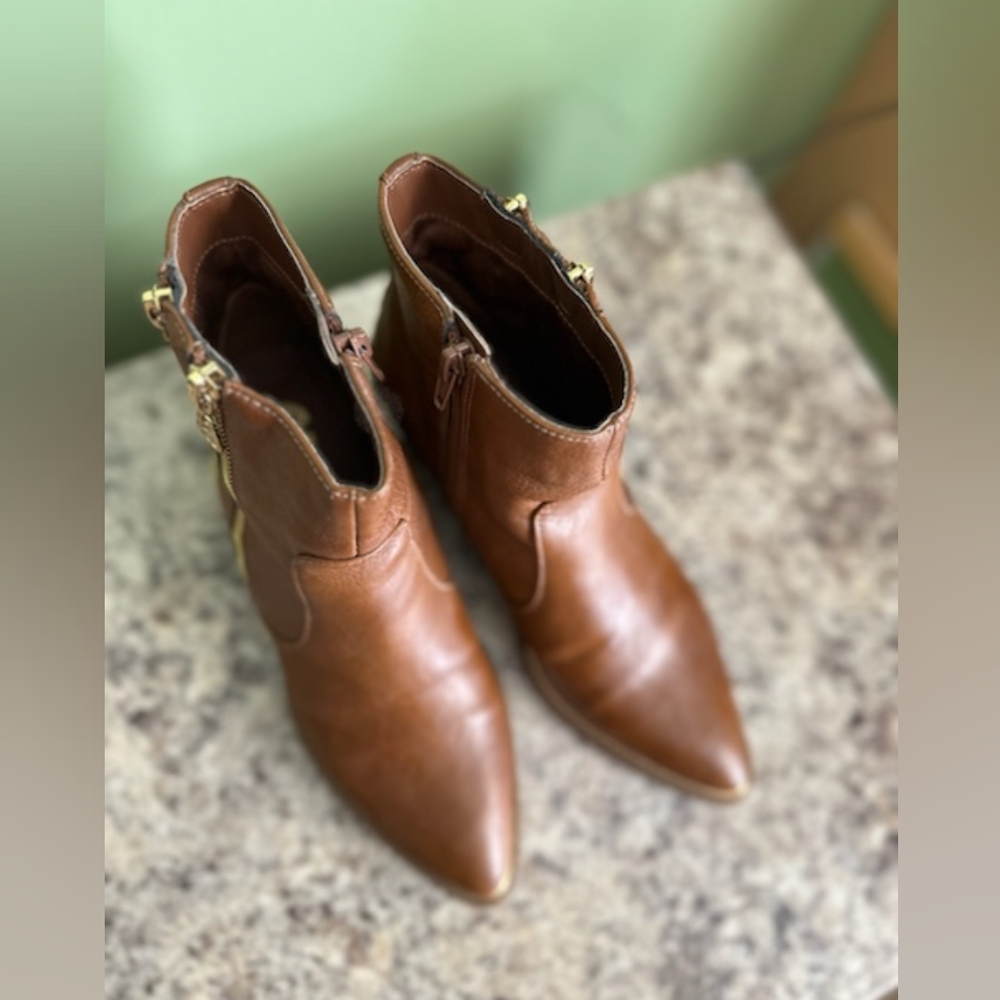 Woman 5.5 Guess brand boots used 3 times only. Good condition